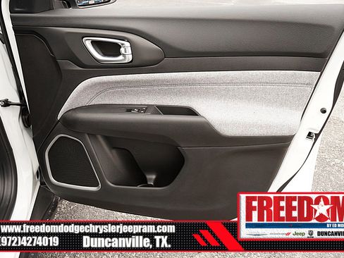 New 2025 Jeep Compass Latitude image 41