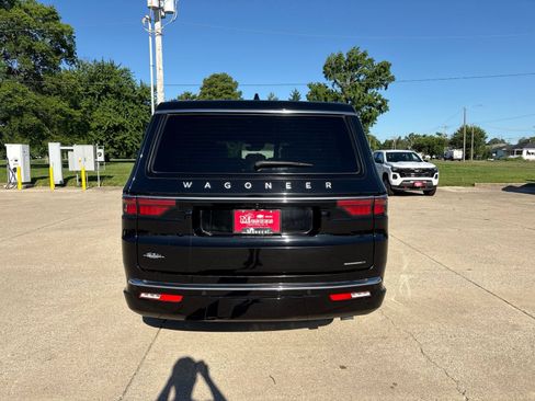 Used 2024 Jeep Wagoneer L Series II w/ Flexible Seating Group AWD/4WD image 4