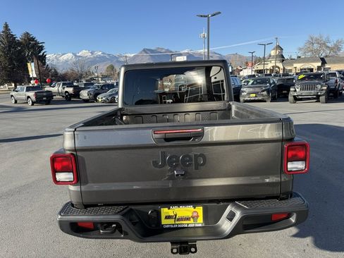 Used 2022 Jeep Gladiator Sport image 4