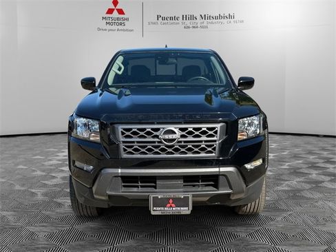 Used 2022 Nissan Frontier SV image 2