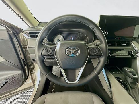 Used 2023 Toyota Venza LE image 11