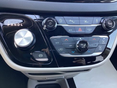 Used 2024 Chrysler Pacifica Touring-L image 28