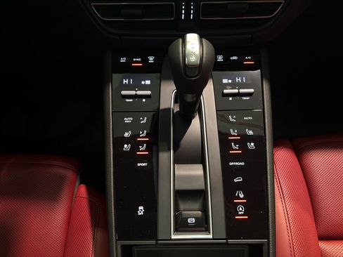 Certified 2025 Porsche Macan image 16