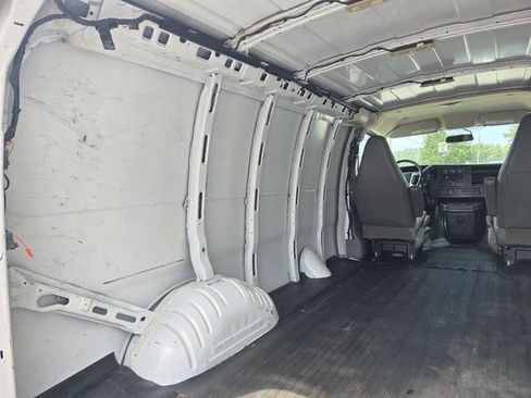 Used 2017 Chevrolet Express 3500 RWD image 18