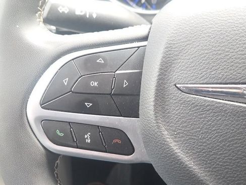 Used 2023 Chrysler Pacifica Touring-L FWD image 43