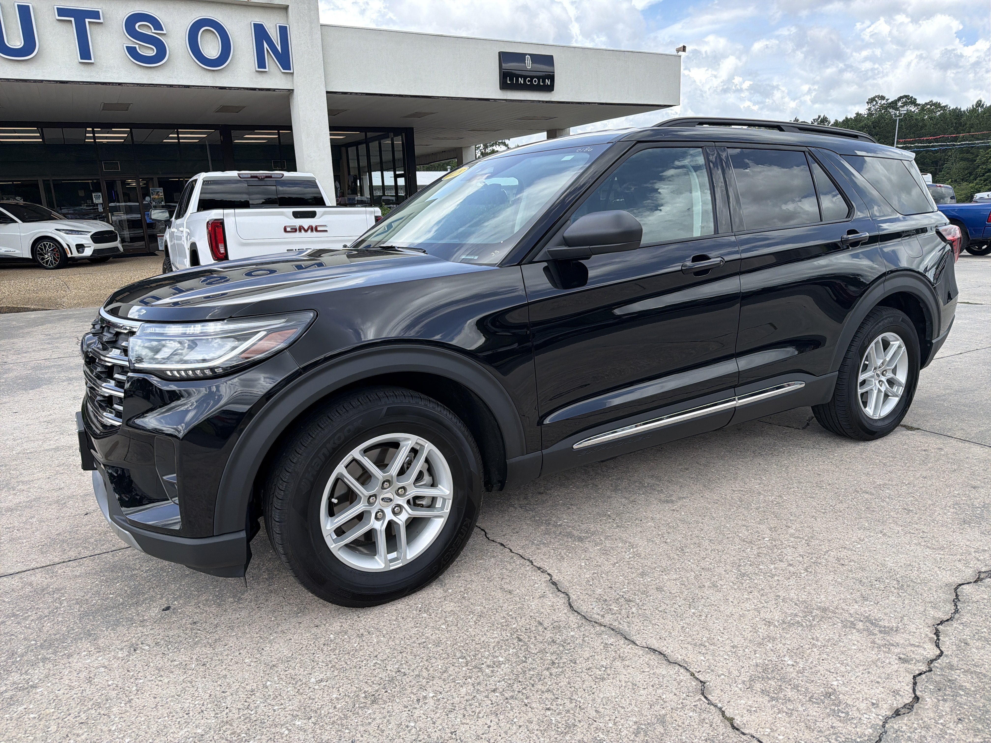 Used 2025 Ford Explorer Active w/ Active Comfort Package RWD image 2