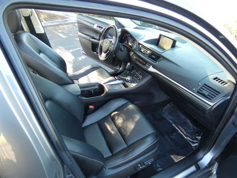 Used 2017 Lexus CT 200h image 25