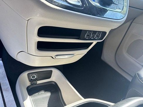 Used 2023 Chrysler Pacifica Touring-L FWD image 32