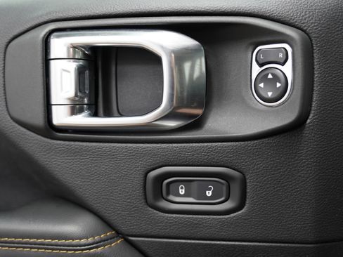 Used 2025 Jeep Wrangler Unlimited Sahara AWD/4WD image 17