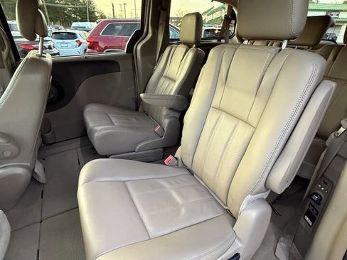 Used 2014 Chrysler Town & Country Touring-L w/ Driver Convenience Group image 14