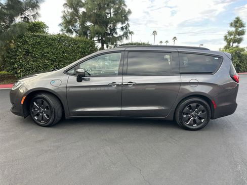 Used 2020 Chrysler Pacifica Limited w/ Advanced Safetytec Group image 3
