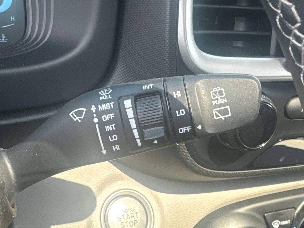 Used 2024 Hyundai Venue SEL FWD image 23