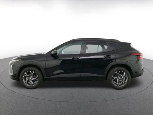 Used 2025 Chevrolet Trax LT FWD image 4