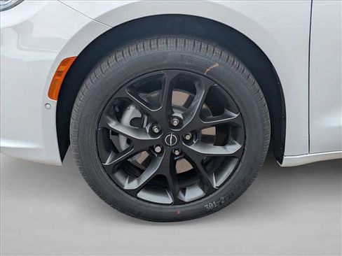 New 2026 Chrysler Pacifica Limited image 10