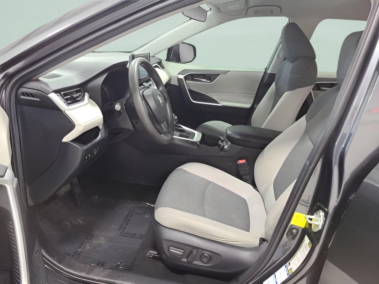 Used 2020 Toyota RAV4 XLE AWD/4WD image 17