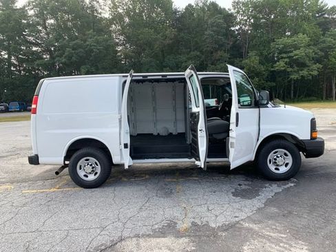 Used 2011 Chevrolet Express 2500 RWD image 14