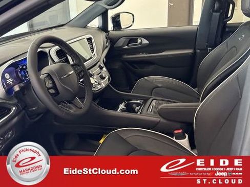 New 2026 Chrysler Pacifica Limited w/ S Appearance Package image 13