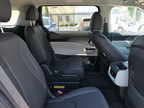 Used 2024 Kia Carnival LX FWD image 25