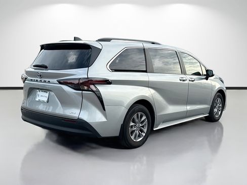 Used 2025 Toyota Sienna XLE FWD image 3