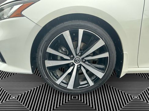 Used 2020 Nissan Altima 2.0 Platinum FWD image 14