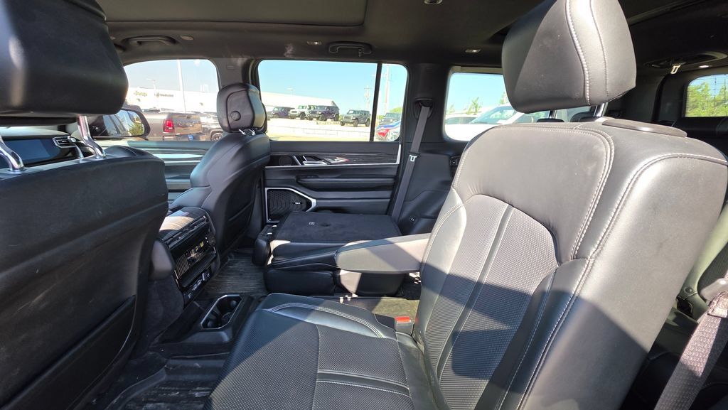 Used 2022 Jeep Wagoneer Series III w/ Premium Group I AWD/4WD image 13