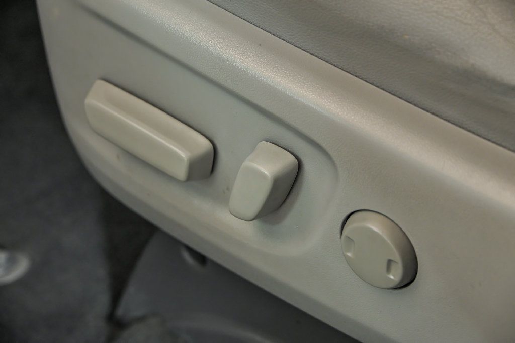 Used 2015 Toyota Sienna XLE FWD image 17