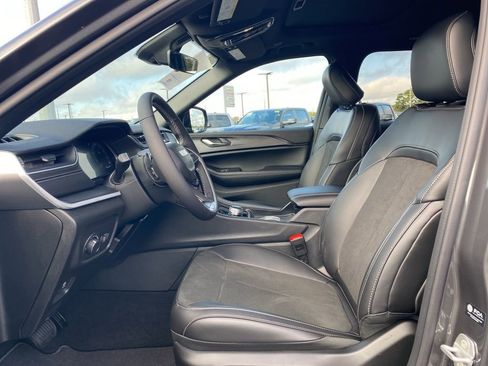 New 2025 Jeep Grand Cherokee Altitude image 11