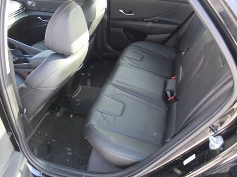 Used 2023 Hyundai Elantra Limited image 14