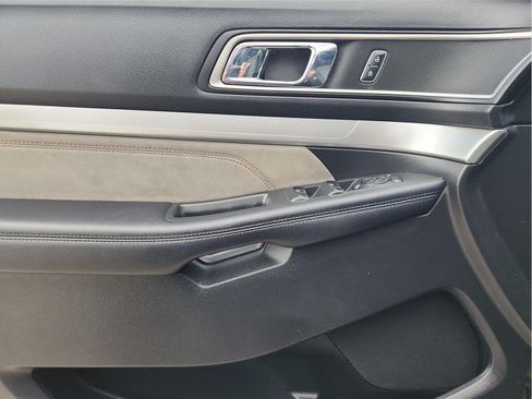 Used 2017 Ford Explorer XLT w/ Equipment Group 202A FWD image 23