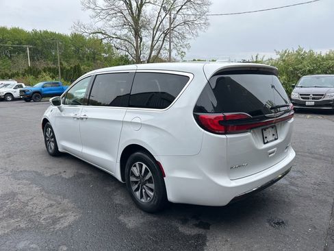Used 2022 Chrysler Pacifica Touring-L FWD image 7