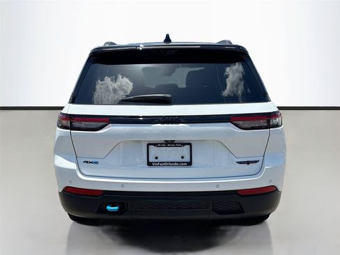Used 2022 Jeep Grand Cherokee Trailhawk w/ Advanced Protech Group II AWD/4WD image 6