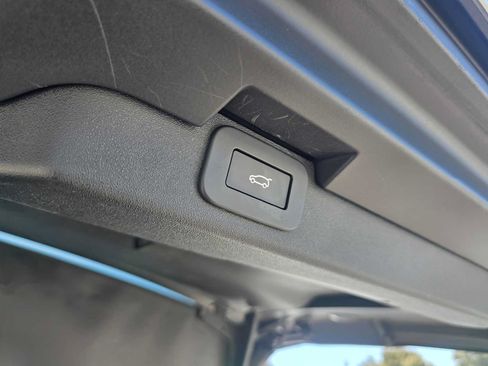 Used 2025 Land Rover Discovery Dynamic SE AWD/4WD image 16