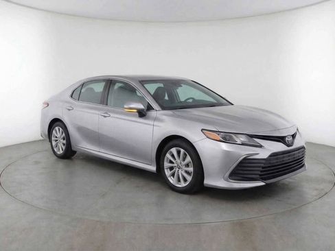 Used 2022 Toyota Camry LE image 3