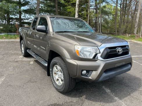 Used 2015 Toyota Tacoma 4x4 Access Cab V6 w/ TRD Off-Road Package image 3