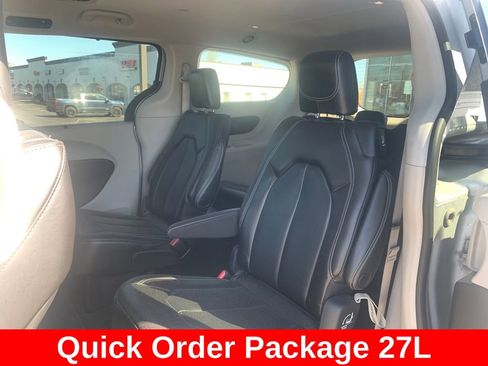 Used 2023 Chrysler Pacifica Touring-L FWD image 11