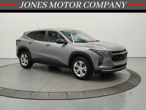 Used 2024 Chevrolet Trax LS w/ Driver Confidence Package FWD image 1