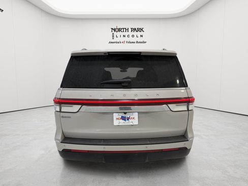 Used 2023 Lincoln Navigator Reserve AWD/4WD image 4