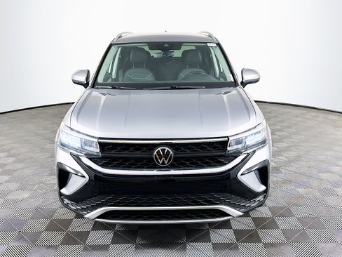 Used 2024 Volkswagen Taos SE FWD image 2