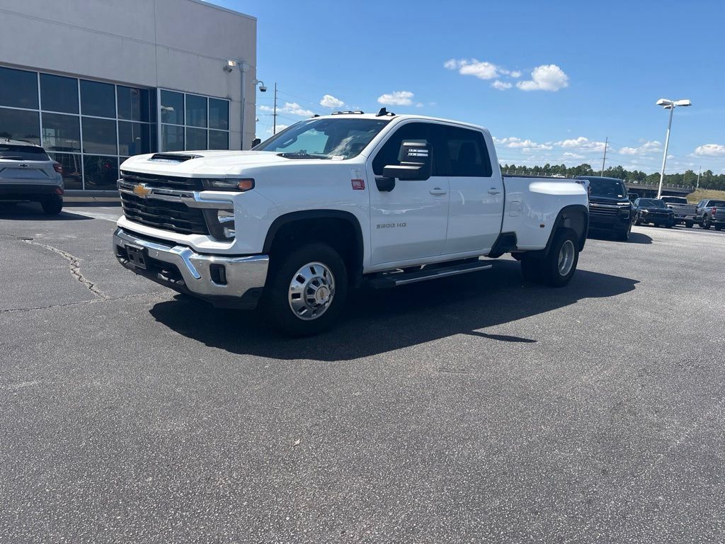 Used 2025 Chevrolet Silverado 3500 LT w/ Safety Package AWD/4WD image 8