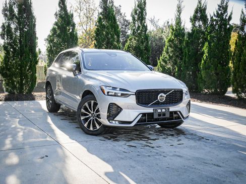 Used 2025 Volvo XC60 B5 Plus image 2