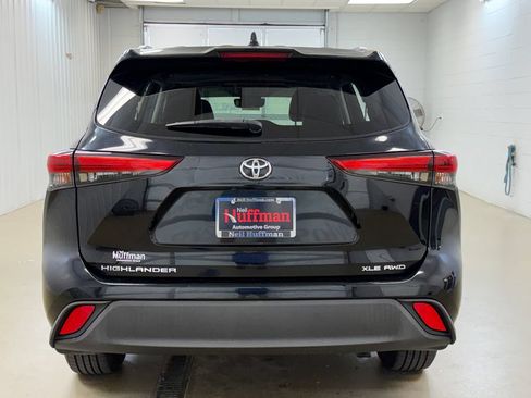 Used 2021 Toyota Highlander XLE AWD/4WD image 6