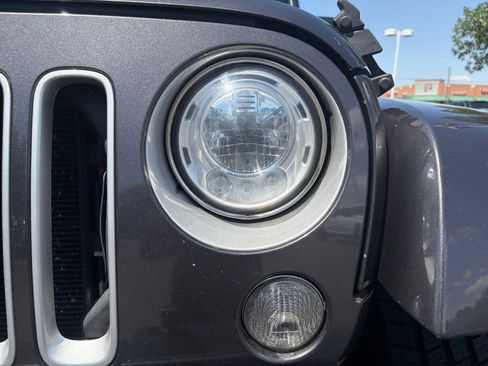Used 2017 Jeep Wrangler Unlimited Sahara w/ Connectivity Group AWD/4WD image 9
