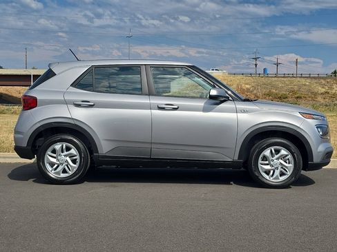 Used 2026 Hyundai Venue SE FWD image 2