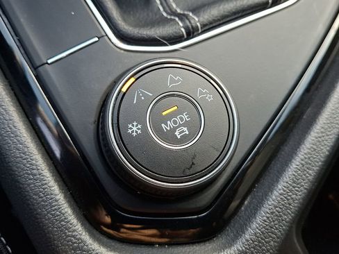 Used 2023 Volkswagen Taos SE w/ Panoramic Sunroof Package AWD/4WD image 26