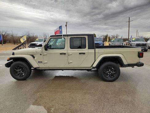 Used 2022 Jeep Gladiator Sport image 2