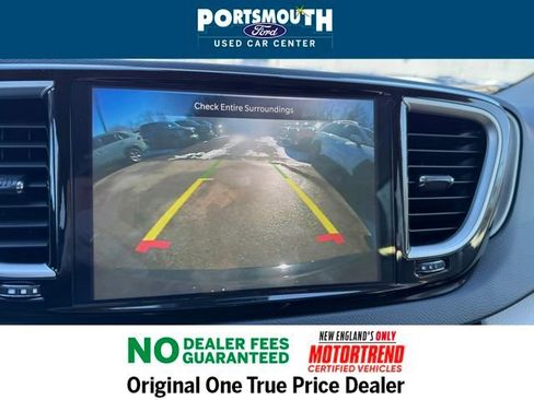 Used 2024 Chrysler Pacifica Touring-L image 10