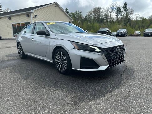 Used 2024 Nissan Altima 2.5 SV FWD image 7