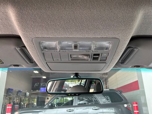 Used 2012 Toyota Highlander SE FWD image 17