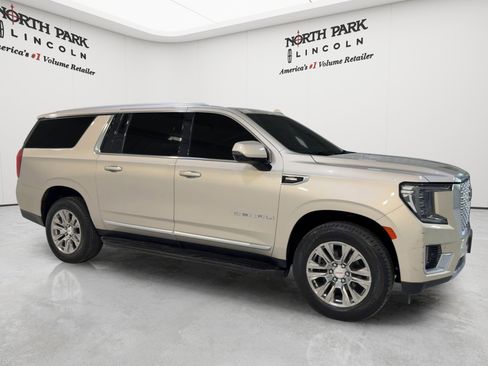 Used 2023 GMC Yukon XL Denali AWD/4WD image 3