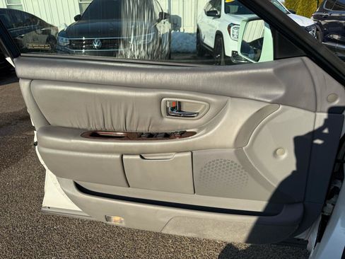 Used 2001 Toyota Avalon XLS image 16